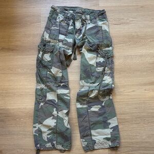 Hollister Women's Green Camouflage Cargo Pants